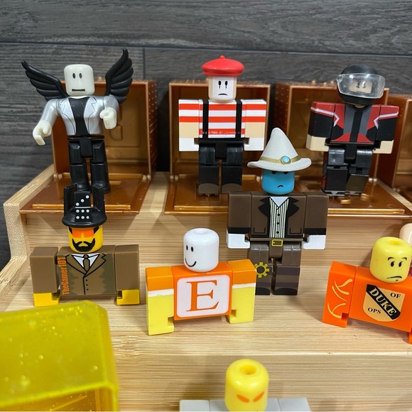 Roblox Figures + extra parts and accessories lot - Picture 2 of 10